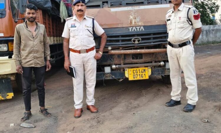 “ऑपरेशन_प्रहार” के तहत रायगढ़ पुलिस की बड़ी कार्रवाई— 4 माजदा वाहनों से 14 टन 700 किलो लोहा एवं टीना कबाड़ समेत 31 लाख की संपत्ति जब्त