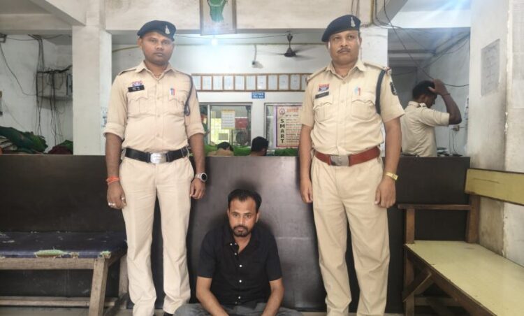 रायगढ़ पुलिस की लगातार सख्त कार्रवाई से बढ़ा खौफ, फरार ऑनलाइन सट्टा का मुख्य आरोपी पिंटू हलवाई ने किया सरेंडर