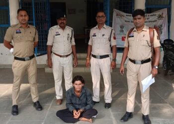 तलवार लेकर पड़ोसी के घर में घुसा युवक, बोलेरो और बाइक में की तोड़फोड़