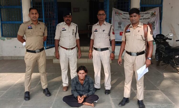 तलवार लेकर पड़ोसी के घर में घुसा युवक, बोलेरो और बाइक में की तोड़फोड़