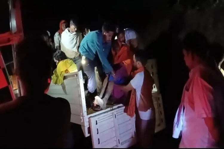 30 बारातियों से भरी पिकअप पलटी, महिला समेत 2 की मौत, दर्जनभर घायलों में 4 की हालत गंभीर