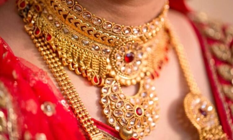 सोने की कीमतों में आई बड़ी गिरावट, जानें क‍ितना है आपके शहर में 22k और 18k सोने का रेट