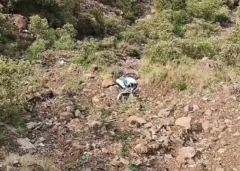 भीषण सड़क हादसा; 300 फीट गहरी खाई में कार गिरने से 6 लोगों की मौत और 4 गंभीर रूप से घायल