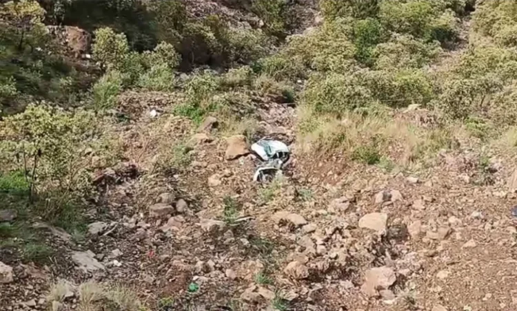 भीषण सड़क हादसा; 300 फीट गहरी खाई में कार गिरने से 6 लोगों की मौत और 4 गंभीर रूप से घायल