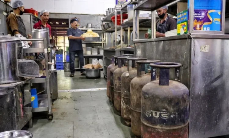आम आदमी को बड़ा झटका, कमर्शियल LPG बढ़ती कीमतों के बीच 15% तक महंगा होगा होटल-रेस्टॉरेंट का खाना