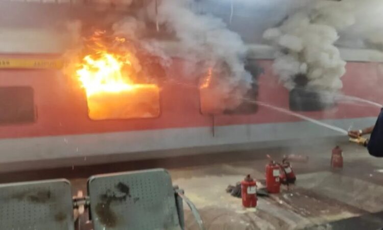 स्पेशल एक्सप्रेस ट्रेन के AC कोच में लगी भीषण आग, दो कोच जल कर खाक, स्टेशन पर मची अफरा-तफरी