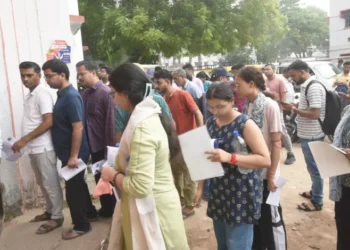 JEE Advanced 2026 परीक्षा आज, एग्जाम सेंटर जाने से पहले जान लें ये नियम और ड्रेस कोड