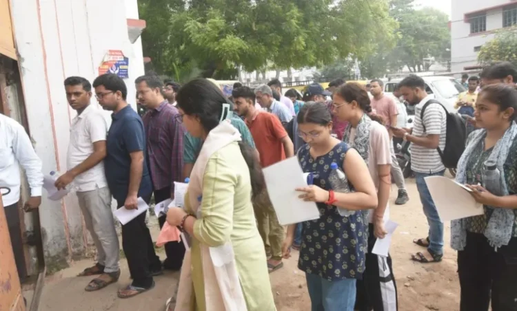 JEE Advanced 2026 परीक्षा आज, एग्जाम सेंटर जाने से पहले जान लें ये नियम और ड्रेस कोड