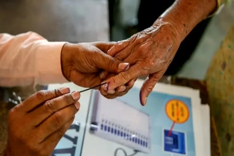 पश्चिम बंगाल में आज पुनर्मतदान, EVM में गड़बड़ी की शिकायत से 15 पोलिंग बूथों पर हो रही वोटिंग