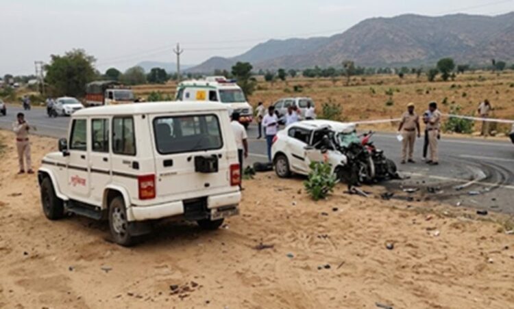 भीषण सड़क हादसा; ट्रक-कार की आमने-सामने टक्कर से एक ही परिवार के 6 लोगों की मौत