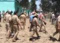 भाजपा नेता की बेरहमी से हत्या, आरोपी के घर बेकाबू भीड़ का पथराव और बुलडोजर भी चला
