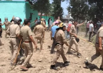 भाजपा नेता की बेरहमी से हत्या, आरोपी के घर बेकाबू भीड़ का पथराव और बुलडोजर भी चला