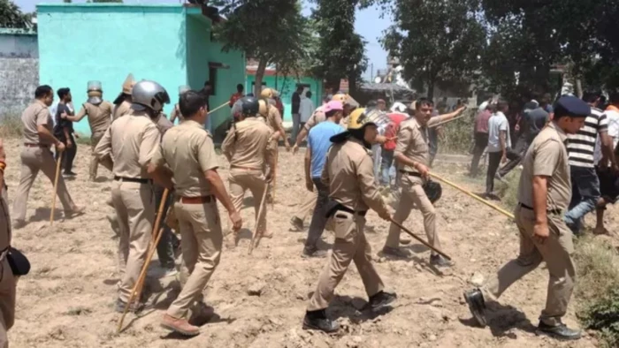 भाजपा नेता की बेरहमी से हत्या, आरोपी के घर बेकाबू भीड़ का पथराव और बुलडोजर भी चला