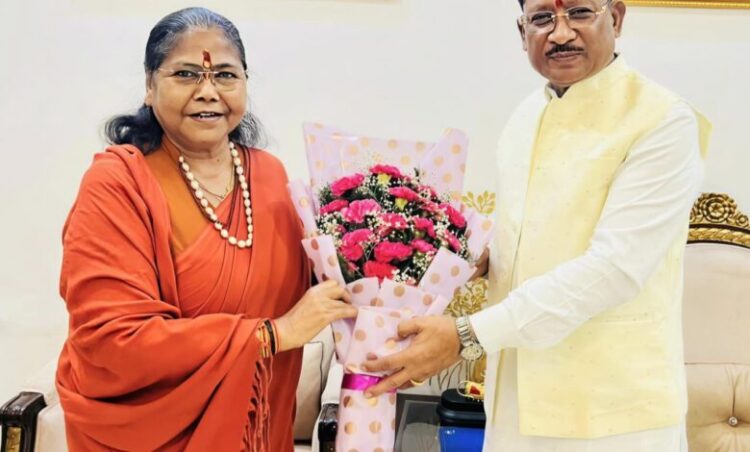 मुख्यमंत्री विष्णु देव साय से राष्ट्रीय पिछड़ा वर्ग आयोग की अध्यक्ष साध्वी निरंजन ज्योति ने की सौजन्य भेंट