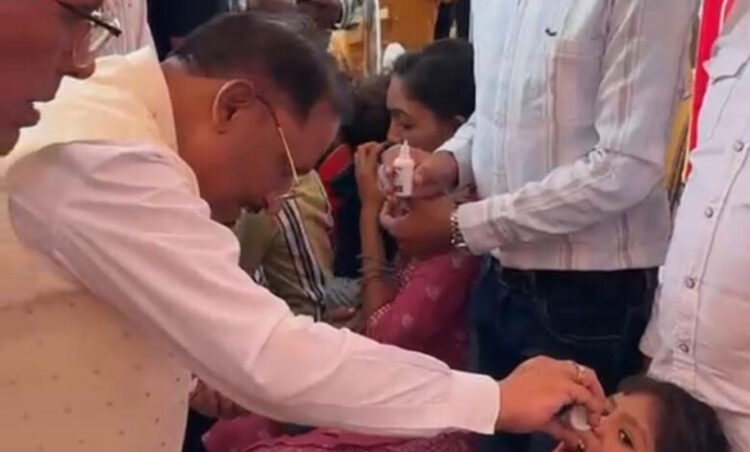 चंद्रनाहू कुर्मी-क्षत्रिय समाज के केंद्रीय अधिवेशन में मुख्यमंत्री ने बच्चों को कराया स्वर्णप्राशन