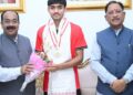 अंडर-18 एशिया कप विजेता हॉकी खिलाड़ी अवि मानिकपुरी ने मुख्यमंत्री विष्णुदेव साय से की सौजन्य भेंट