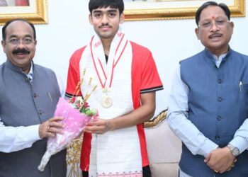 अंडर-18 एशिया कप विजेता हॉकी खिलाड़ी अवि मानिकपुरी ने मुख्यमंत्री विष्णुदेव साय से की सौजन्य भेंट