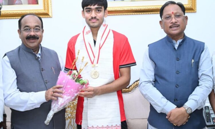 अंडर-18 एशिया कप विजेता हॉकी खिलाड़ी अवि मानिकपुरी ने मुख्यमंत्री विष्णुदेव साय से की सौजन्य भेंट