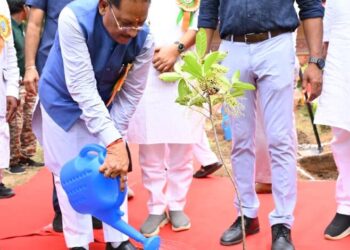मातृशक्ति एवं प्रकृति के प्रति श्रद्धा का अनुपम संगमः मुख्यमंत्री विष्णु देव साय ने ’’राम वाटिका’’ में किया रुद्राक्ष का पौधारोपण