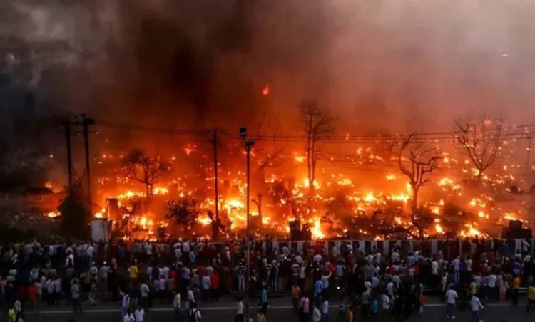 मजदूरों की बस्ती में लगी भीषण आग, 200 झुग्गियां जलकर खाक