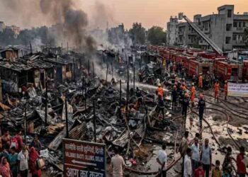 झुगी बस्ती में लगी भीषण आग, 30 झोपड़ियां जलकर राख; 24 दमकल गाड़ियां मौके पर मौजूद