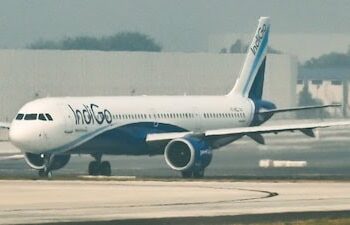 कोलकाता हवाई अड्डे पर बड़ा हादसा; अगरतला जा रही IndiGo की फ्लाइट पर गिरी बिजली, दो ग्राउंड स्टाफ घायल