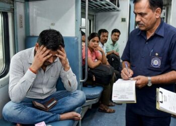 रेल यात्रियों के लिए सख्त हुए नियम, महिला कोच में सफर पर पुरुषों पर लगेगा 2500 रुपये का जुर्माना