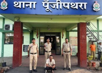 धारदार कत्तानुमा हथियार लहराने वाला आरोपी गिरफ्तार, सूचना पर पूंजीपथरा पुलिस ने की त्वरित कार्रवाई