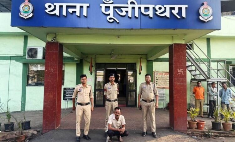 धारदार कत्तानुमा हथियार लहराने वाला आरोपी गिरफ्तार, सूचना पर पूंजीपथरा पुलिस ने की त्वरित कार्रवाई