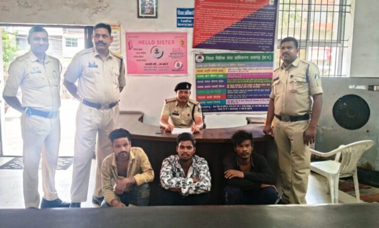 बड़पारा शराब भट्टी के पास मोबाइल और नकदी लूटने वाले तीन बदमाश गिरफ्तार