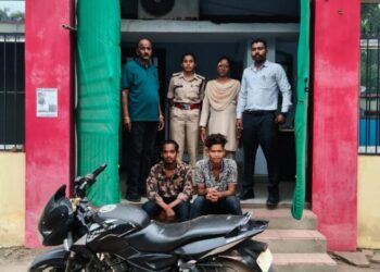 चौकी खरसिया पुलिस की सख्त कार्रवाई, शराब के लिए पैसे मांगकर मारपीट करने वाले दो युवक गिरफ्तार