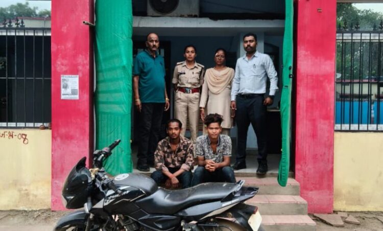चौकी खरसिया पुलिस की सख्त कार्रवाई, शराब के लिए पैसे मांगकर मारपीट करने वाले दो युवक गिरफ्तार