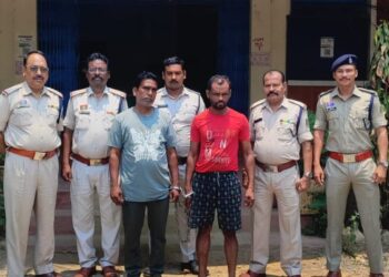 “ऑपरेशन क्लीन हंट” के तहत धरमजयगढ़ पुलिस की बड़ी कार्रवाई, फ्लोरा मैक्स चिटफंड ठगी मामले के दो फरार आरोपी गिरफ्तार