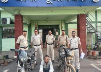 पूंजीपथरा पुलिस ने शातिर वाहन चोर को किया गिरफ्तार, आरोपी से दो बाइक जप्त
