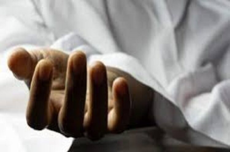 दिव्यांग बेटे का खौफनाक तांडव! जमीन बंटवारे के विवाद में माँ को पीट-पीटकर उतारा मौत के घाट, पिता पर भी किया जानलेवा हमला