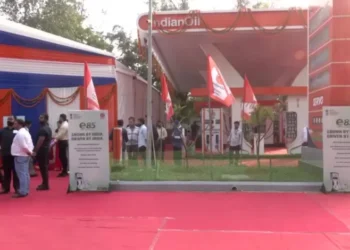 देश का पहला 85% इथेनॉल वाला फ्यूल हुआ लॉन्च, रेगुलर पेट्रोल के मुकाबले 20 रुपये सस्ता