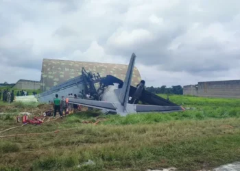भारतीय वायुसेना का विमान AN-32 क्रैश, लैंडिंग के दौरान लगी आग; दो हिस्सों में टूटा विमान
