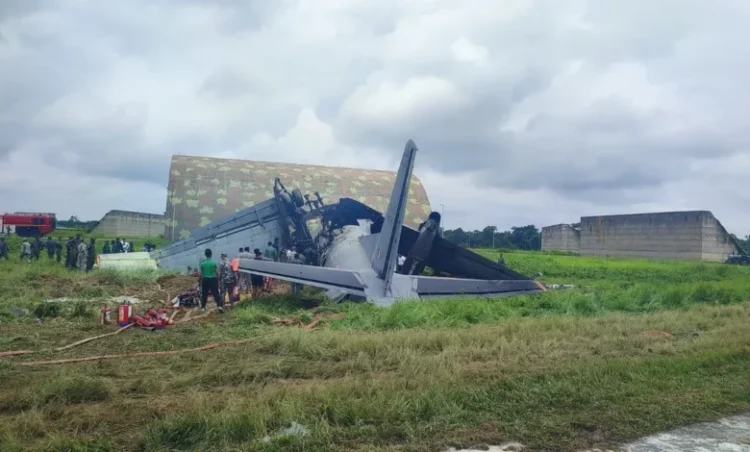 भारतीय वायुसेना का विमान AN-32 क्रैश, लैंडिंग के दौरान लगी आग; दो हिस्सों में टूटा विमान