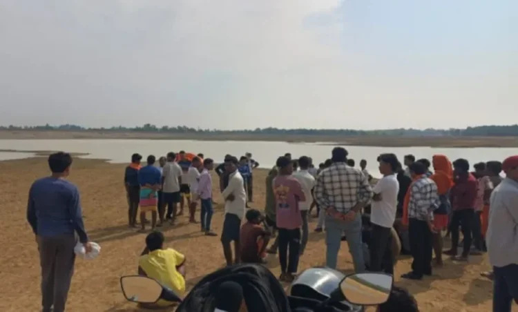 छत्तीसगढ़ में बड़ा हादसा; मछली पकड़ने गए 9 ग्रामीणों की नाव बांध में पलटी, सर्च ऑपरेशन जारी