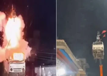 मुहर्रम जुलूस में क्रेन से वैन को 40 फीट लटकाकर लगाई आग, मालिक सहित 4 पर FIR