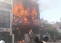 कोचिंग सेंटर में लगी भीषण आग, जान बचाने के लिए जलते हुए बिल्डिंग से कूदे छात्र