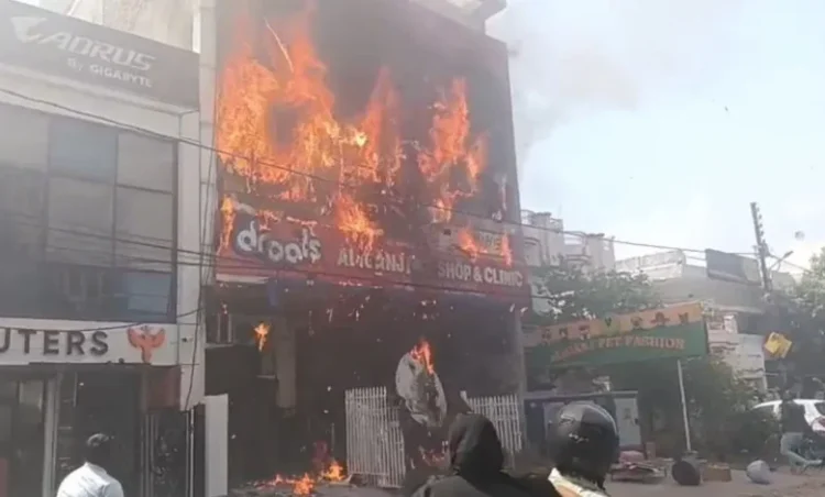 कोचिंग सेंटर में लगी भीषण आग, जान बचाने के लिए जलते हुए बिल्डिंग से कूदे छात्र