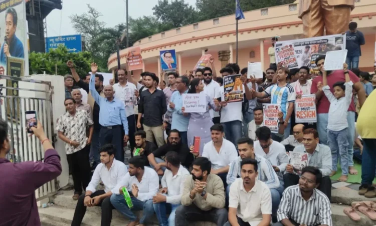 छत्तीसगढ़ में सोनम वांगचुक के समर्थन में प्रदर्शन, खून से लिखा- ‘धर्मेंद्र प्रधान इस्तीफा दो’