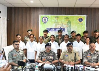 छत्तीसगढ़ में सुरक्षाबलों को मिली बड़ी सफलता, 49 लाख के इनामी 8 नक्सलियों ने किया आत्मसमर्पण