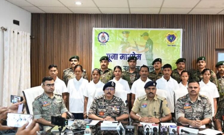 छत्तीसगढ़ में सुरक्षाबलों को मिली बड़ी सफलता, 49 लाख के इनामी 8 नक्सलियों ने किया आत्मसमर्पण