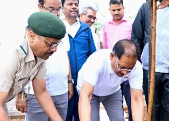 मुख्यमंत्री विष्णु देव साय ने एक पेड़ माँ के नाम अभियान के तहत किया पौधारोपण