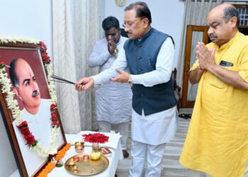 मुख्यमंत्री विष्णुदेव साय ने डॉ. श्यामा प्रसाद मुखर्जी की 125वीं जयंती पर उन्हें किया नमन
