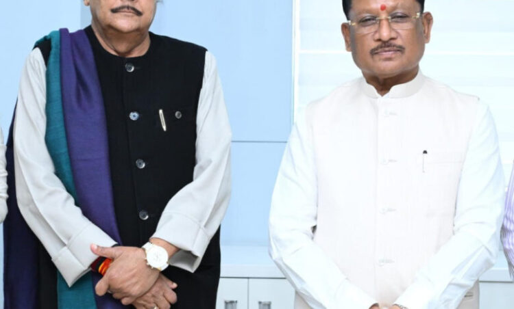 मुख्यमंत्री विष्णु देव साय से झारखंड के वित्त मंत्री राधाकृष्ण किशोर ने की सौजन्य भेंट