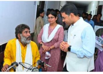 मुख्यमंत्री हेल्पलाइन से मिली नई राह, मोटराइज्ड ट्राइसाइकिल ने बदली दिव्यांग हितग्राही की जिंदगी