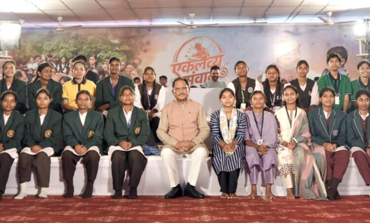 मुख्यमंत्री विष्णु देव साय ने एकलव्य के विद्यार्थियों का बढ़ाया उत्साह